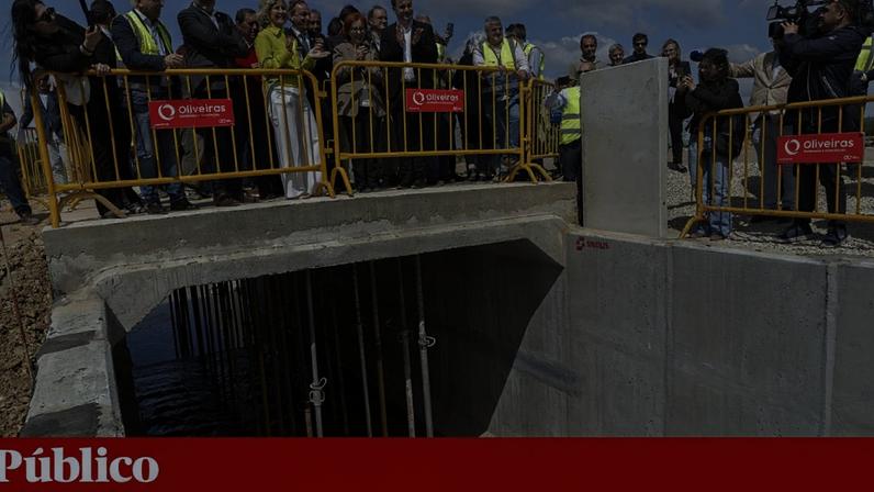 A água voltou a correr depois do dique ter sido destruído na sequência das tempestades