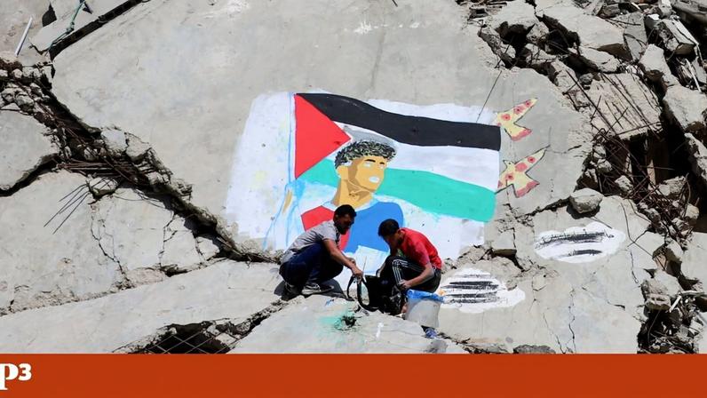 Dois artistas palestinianos completam o mural, no campo de refugiados de Shati, que mostra Lamine Yamal a erguer a bandeira