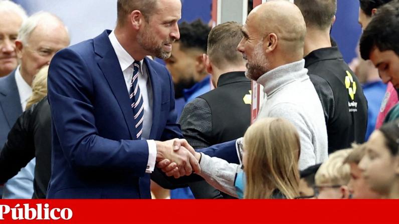 Príncipe William e Pep Guardiola cumprimentam-se em Wembley