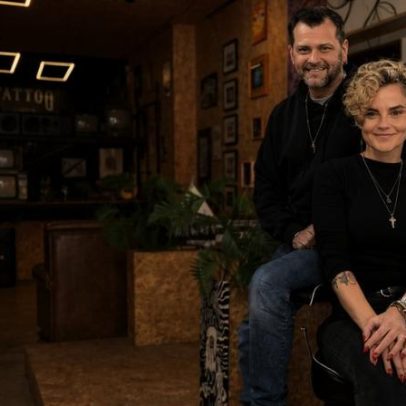 Cariocas reúnem estúdio de tatuagem, bar e barbearia em Braga