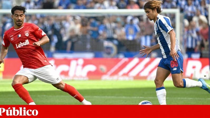 Homenagem a Pinto da Costa e Jorge Costa nos minutos iniciais da partida