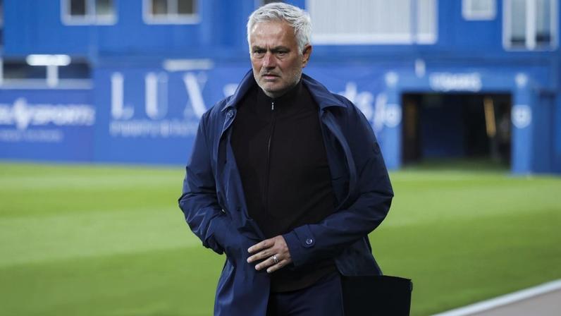 José Mourinho antes do jogo com o Estoril, neste sábado, na Amoreira