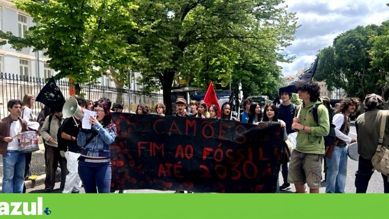 Estudantes do Liceu Camões em manifestação pelo "Fim ao Fóssil"