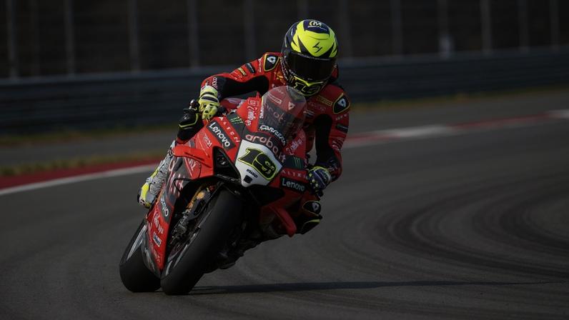 Bulega vence a Superpole na República Checa e mantém pleno de vitórias