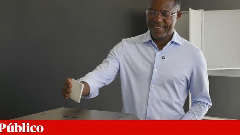 O presidente do Partido Africano da Independência de Cabo Verde (PAICV), Francisco Carvalho, exerce o seu direito de voto para as oitavas eleições legislativas em Cabo Verde, na Praia