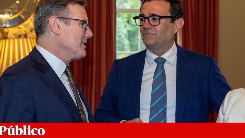 Keir Starmer, primeiro-ministro do Reino Unido, à conversa com Andy Burnham, presidente da Câmara de Manchester