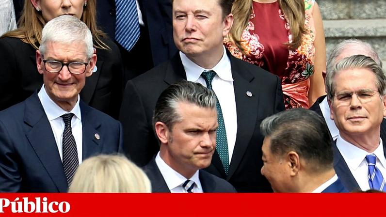 Tim Cook e Elon Musk, os CEO da Apple e da Tesla, respectivamente, foram alguns dos empresários que integraram a comitiva de Donald Trump na visita à China