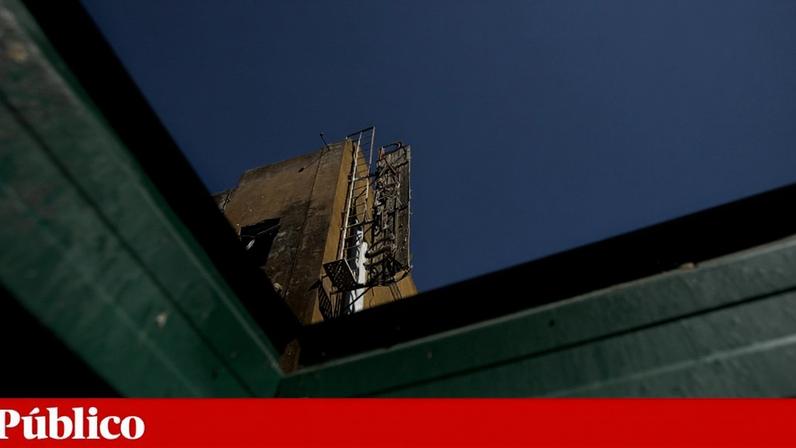 Edifício encontra-se em avançado estado de degradação desde há cerca de três décadas