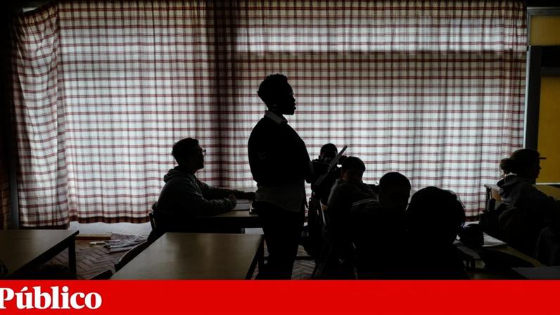 Bloco de Esquerda argumenta que valores cobrados pela Nova de Lisboa criavam "uma barreira financeira" ao acesso à profissão docente, num contexto de escassez