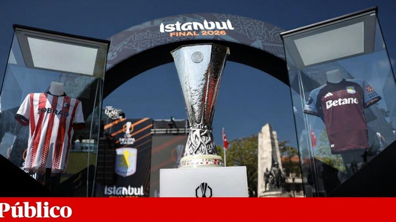 O troféu exibido na fanzone em Istambul, antes da final
