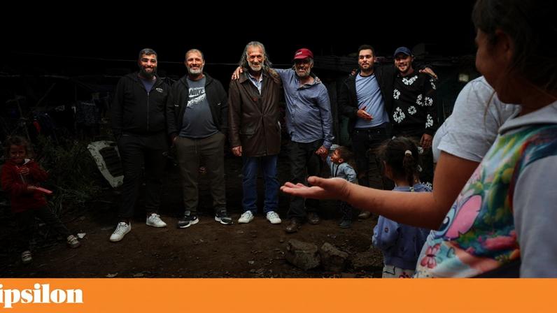 José Moura e Nelson Idalécio Cigano (ao centro na fotografia) e outros membros da comunidade das Quintinhas, Estremoz, onde vive boa parte dos (não-)actores de *Fogo do Vento*, de Marta Mateus