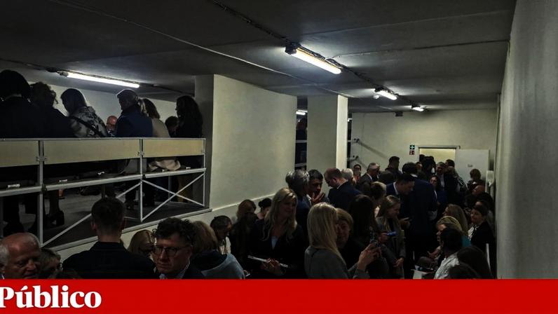 Deputados e governantes lituanos num abrigo subterrâneo no Parlamento, em Vílnius