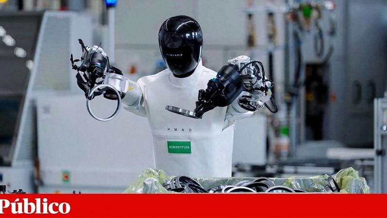 Robô humanóide a recolher anéis metálicos durante uma demonstração na Alemanha
