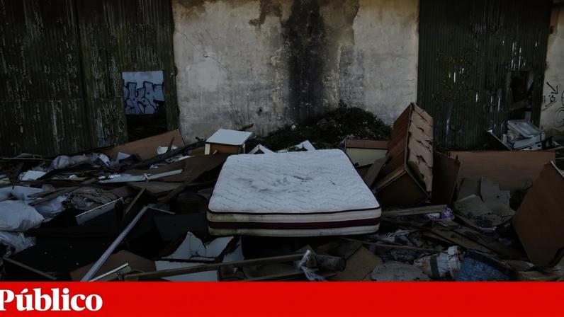 A acumulação de entulho no espaço público é um dos maiores problemas de higiene urbana de Lisboa