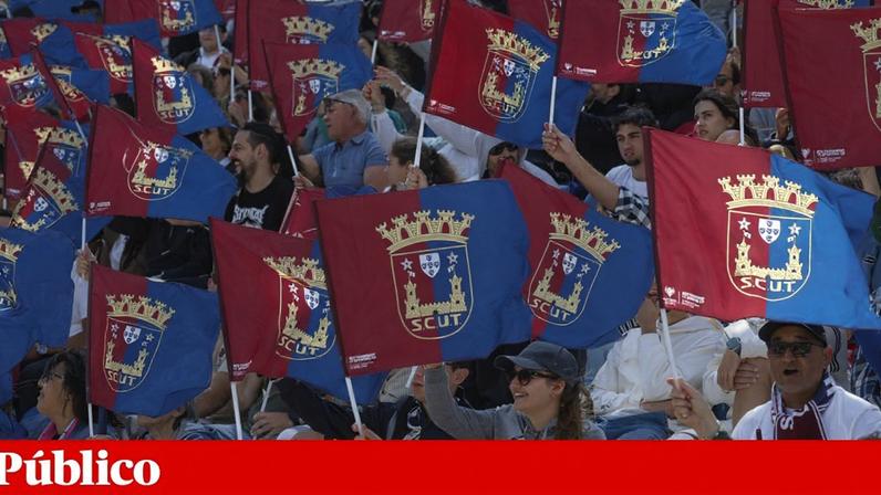 Os adeptos do Torreense, no jogo contra o Vizela, disputado no Estádio Manuel Marques, em Torres Vedras