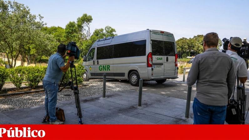Uma carrinha da GNR transporta a mãe das duas crianças para o Tribunal de Justiça de Setúbal, após a sua detenção perto de Fátima, em Ourém