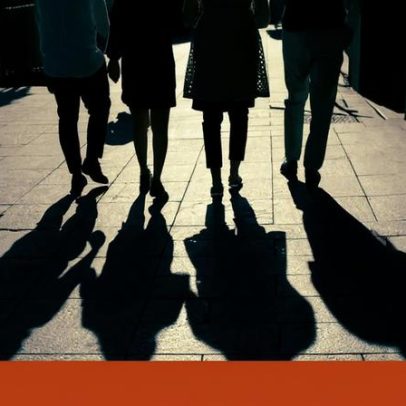 Jovem advogada entre o código e a curiosidade