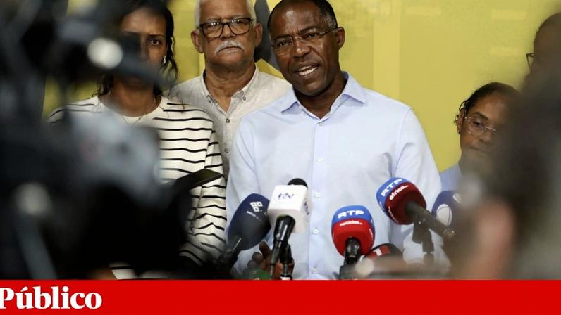 O presidente do Partido Africano da Independência de Cabo Verde (PAICV), Francisco Carvalho, no discurso de vitória na noite das eleições