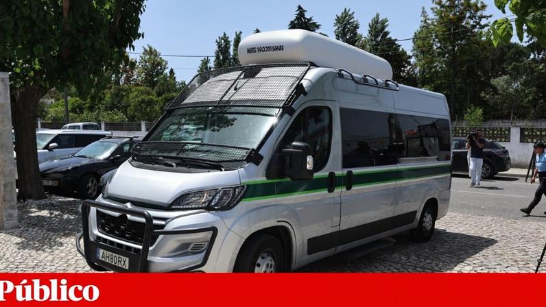 Casal de franceses a chegar esta sexta-feira ao tribunal de Setúbal, onde decorreu primeiro interrogatório judicial que durou quatro horas