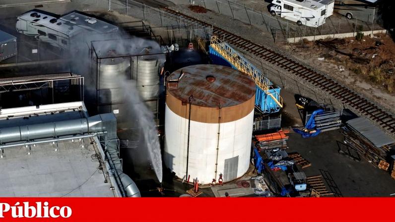 Fotografia tirada com um drone mostra os esforços para arrefecer o reservatório em risco de explosão, em Garden Grove, na Califórnia