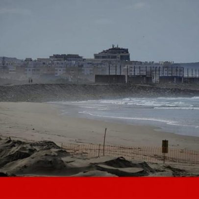 Estruturas de defesa na Caparica sofreram ondas de 15 metros em janeiro