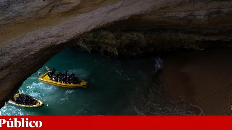 Doze pessoas resgatadas nas grutas de Benagil após barco virar
