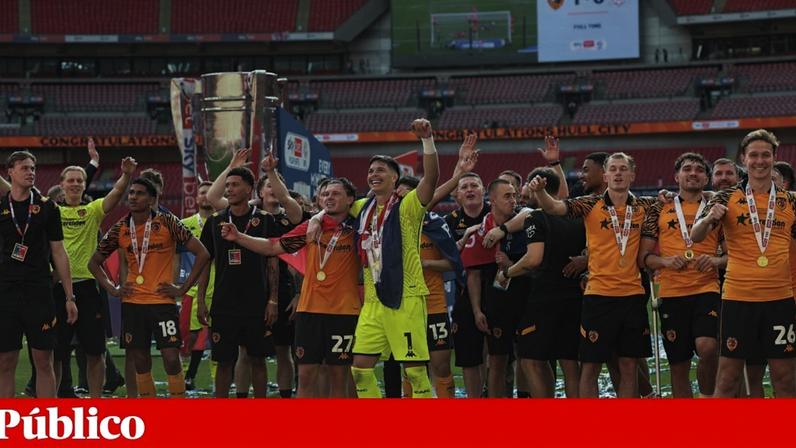 A festa do Hull City com o troféu da final do play-off, em Wembley