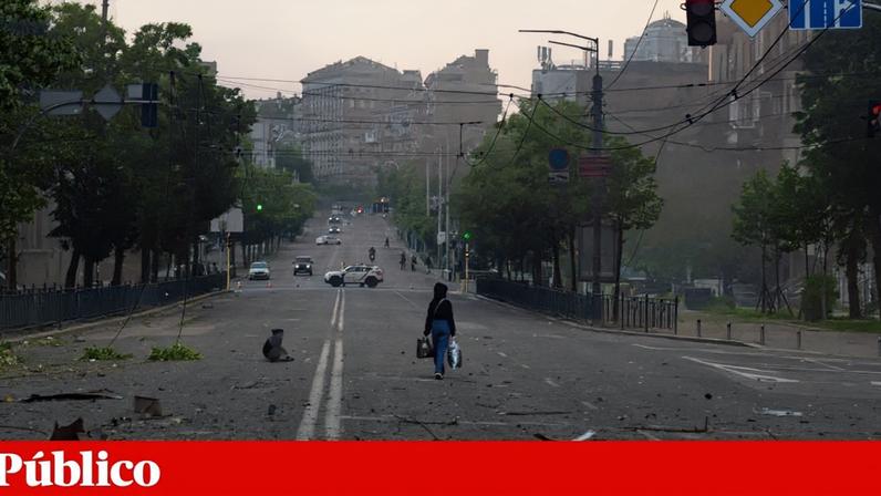 Rasto de destruição deixado pelo bombardeamento russo desta madrugada em Kiev, na Ucrânia