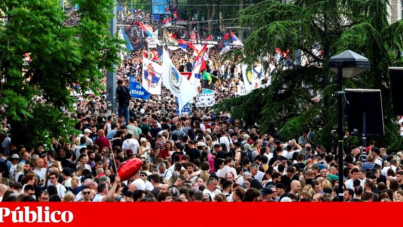 Quase 200 mil nas ruas de Belgrado contra Vucic
