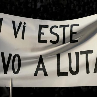 Luiz Caracol homenageia José Mário Branco com versão de 'Eu vi este povo a lutar'