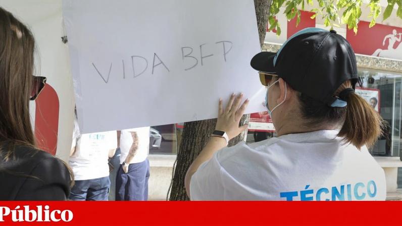 Vigília de técnicos de emergência pré-hospitalar, na primeira de várias acções de protesto contra as alterações previstas para o INEM