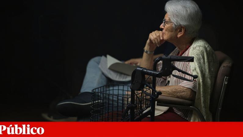 Utentes do Lar do Comércio numa reunião, em 2023, destinada a discutir o aumento das mensalidades