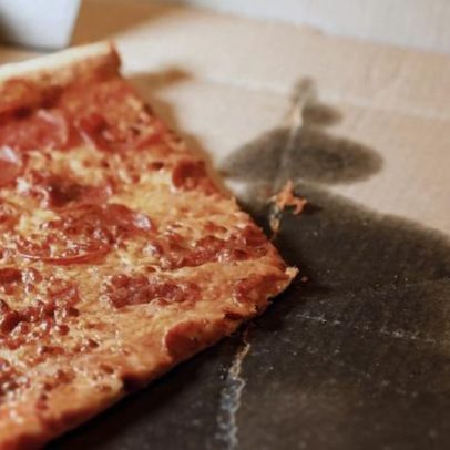 Caixas de pizza engorduradas podem reciclar no ecoponto azul