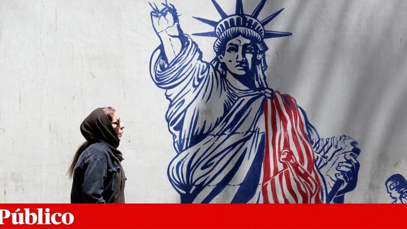 Um mural anti-americano junto à antiga embaixada dos EUA em Teerão, no Irão