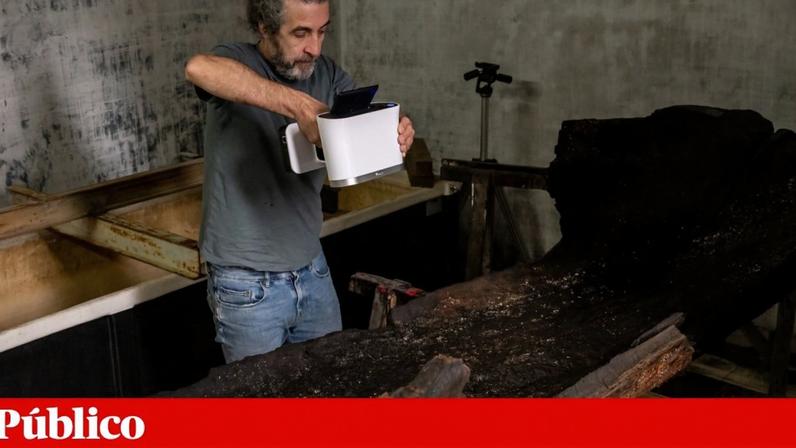 José Bettencourt, que chefia o Centro Nacional de Arqueologia Náutica e Subaquática, a recolher informação sobre a piroga