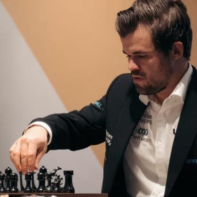 Carlsen começa mal o regresso ao ritmo clássico no xadrez