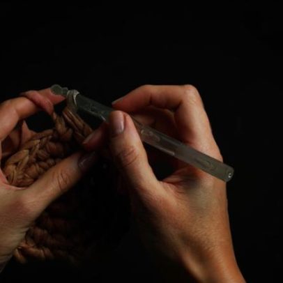 Tricô, croché e bordado: hobbies de avós podem reduzir tempo diante de ecrãs