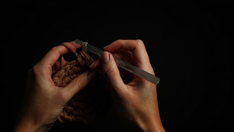 Tricô, croché e bordado: hobbies de avós podem reduzir tempo diante de ecrãs