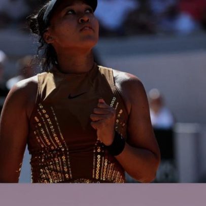 Naomi Osaka entra em Roland Garros vestida de alta-costura