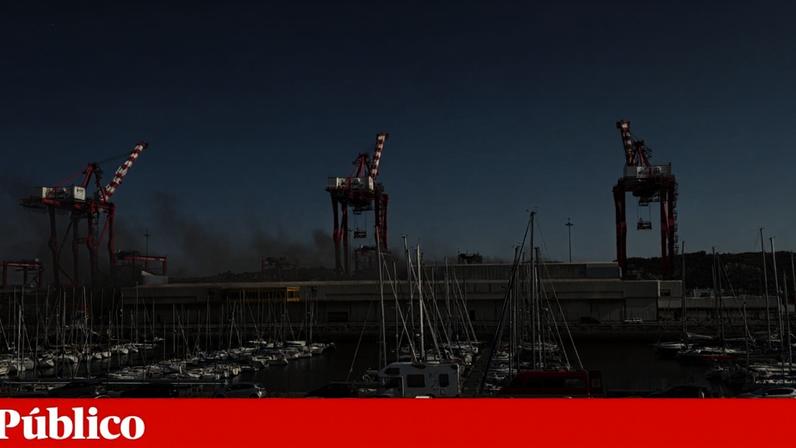 Incêndio em armazém no Porto de Lisboa