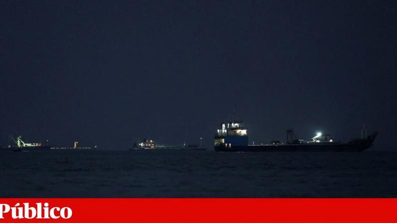 Navios no estreito de Ormuz vistos a partir de Bandar Abbas, cidade bombardeada pelos EUA