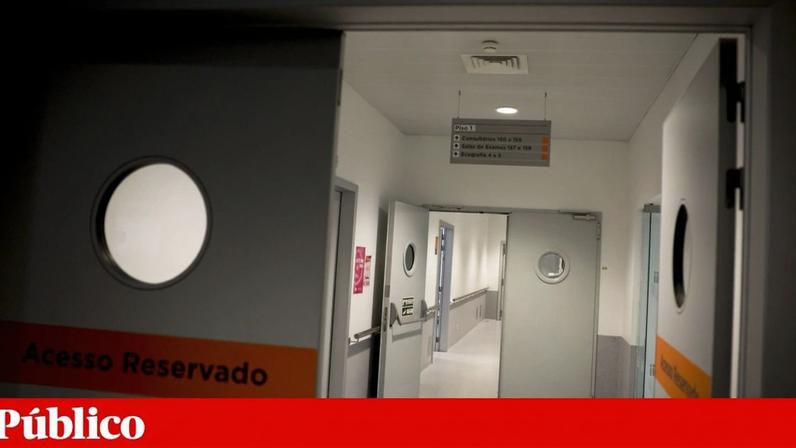Os arguidos desferiram “vários socos” na porta de acesso reservada às urgências