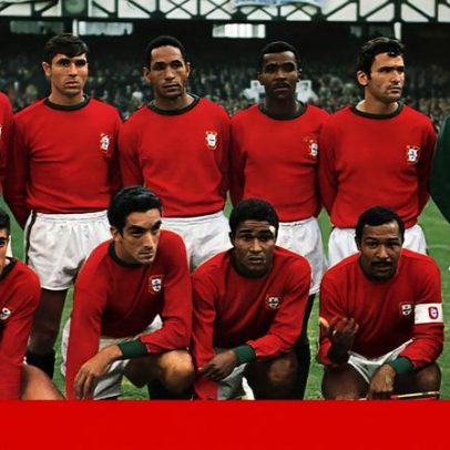 Jogadores perseguem a bola entre o caniço e o cimento