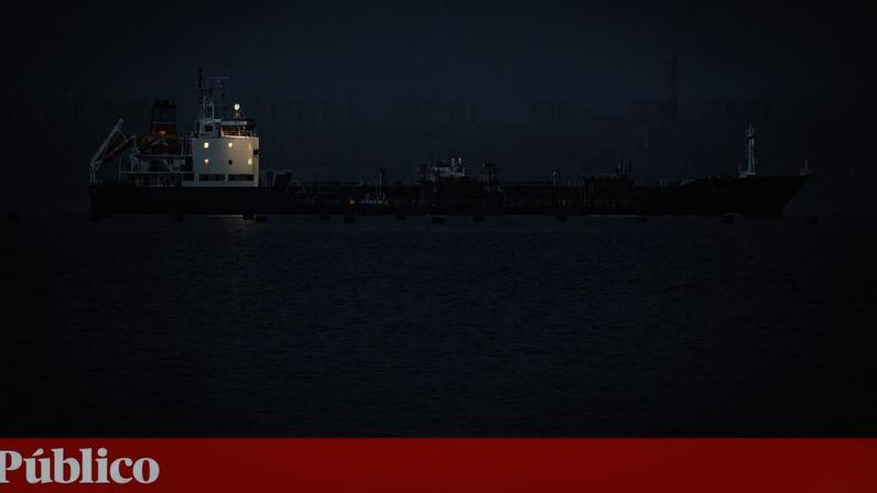 Um navio de carga no mar Negro