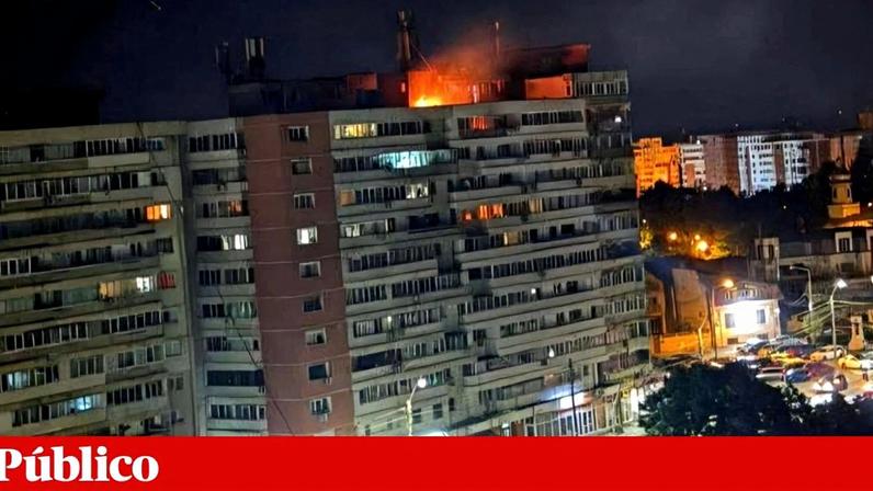 Bloco de apartamentos atingido por *drone* em Galati, na Roménia