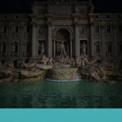 Turista refresca-se nas águas da Fontana di Trevi em Roma