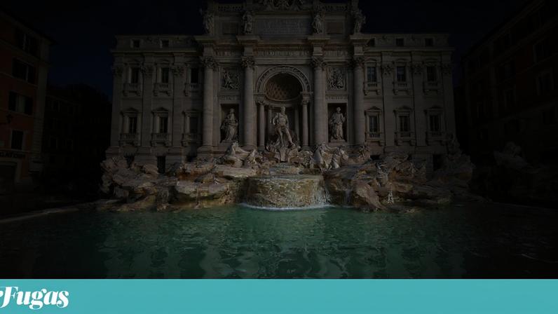 Turista refresca-se nas águas da Fontana di Trevi em Roma