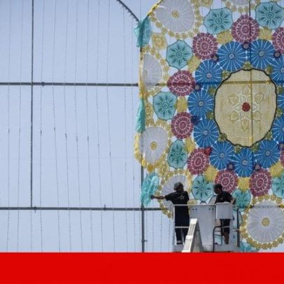Cortegaça ergue maior coração do mundo em crochê