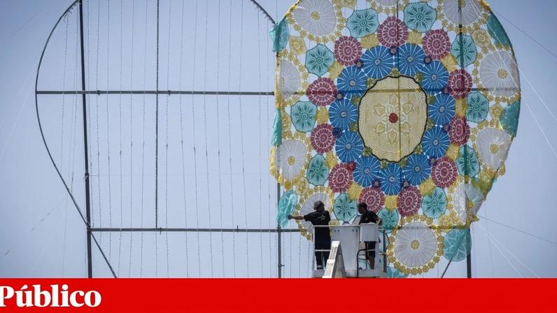 Cortegaça ergue maior coração do mundo em crochê