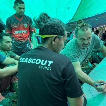Mergulhadores retiram um dos homens retidos numa caverna no Laos